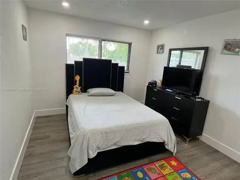 5724 SW 18th Street West Park FL 33023