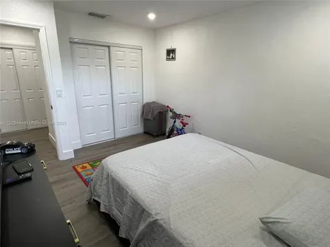 5724 SW 18th Street West Park FL 33023