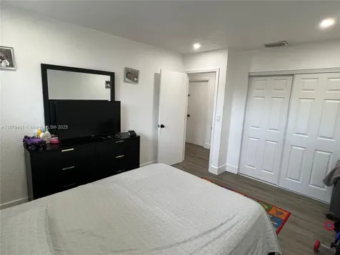 5724 SW 18th Street West Park FL 33023