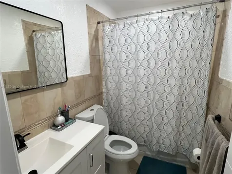 5724 SW 18th Street West Park FL 33023