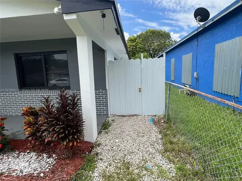 5724 SW 18th Street West Park FL 33023