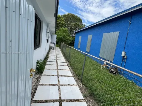 5724 SW 18th Street West Park FL 33023
