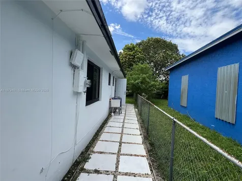 5724 SW 18th Street West Park FL 33023