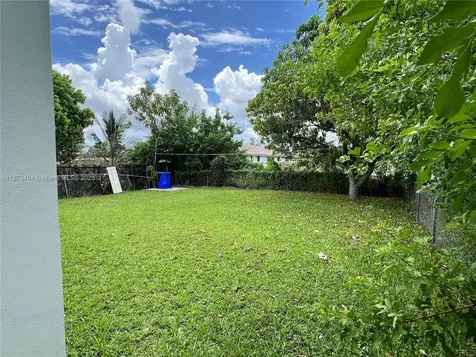 5724 SW 18th Street West Park FL 33023
