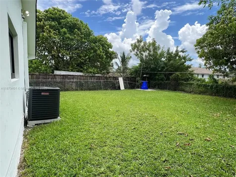 5724 SW 18th Street West Park FL 33023