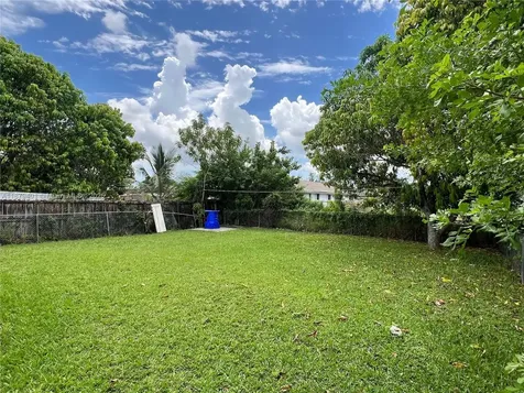 5724 SW 18th Street West Park FL 33023
