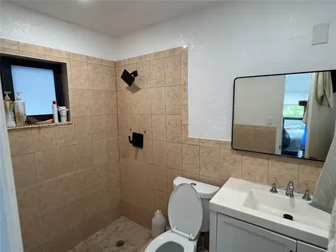 5724 SW 18th Street West Park FL 33023