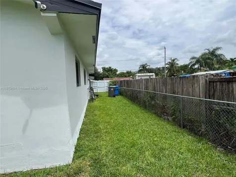 5724 SW 18th Street West Park FL 33023