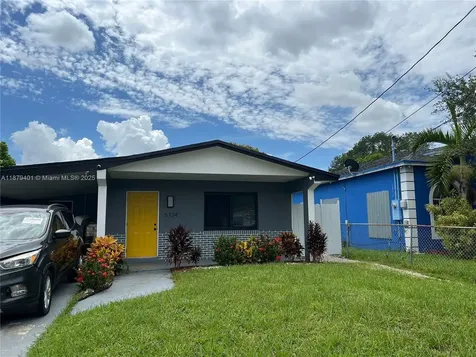 5724 SW 18th Street West Park FL 33023
