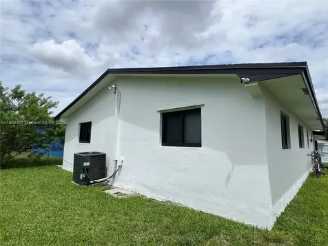 5724 SW 18th Street West Park FL 33023