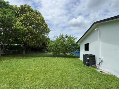 5724 SW 18th Street West Park FL 33023