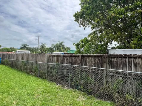 5724 SW 18th Street West Park FL 33023