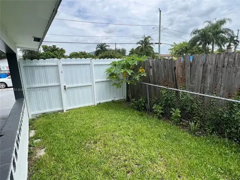 5724 SW 18th Street West Park FL 33023