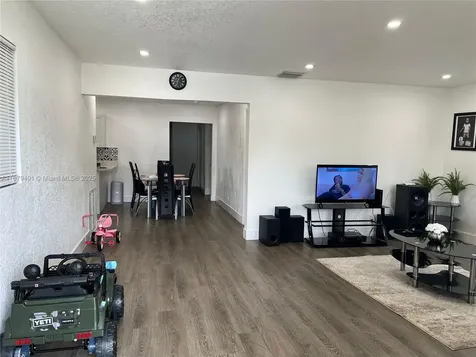 5724 SW 18th Street West Park FL 33023