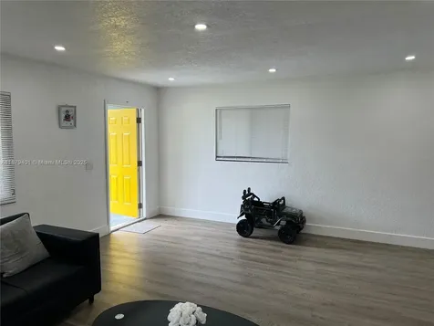 5724 SW 18th Street West Park FL 33023