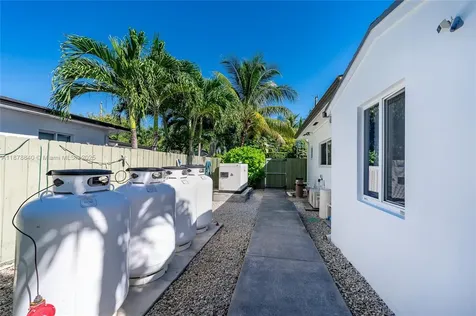 6849 SW 39th Street Miami FL 33155