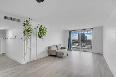 6900 Bay Drive Miami Beach FL 33141