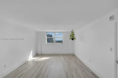 6900 Bay Drive Miami Beach FL 33141