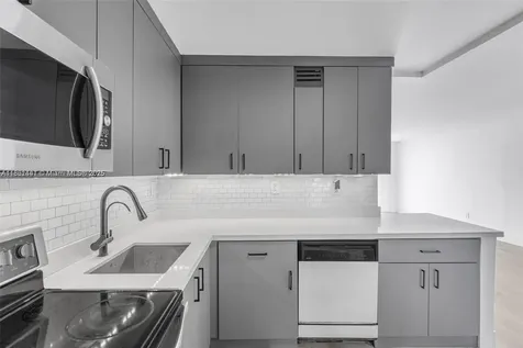 6900 Bay Drive Miami Beach FL 33141