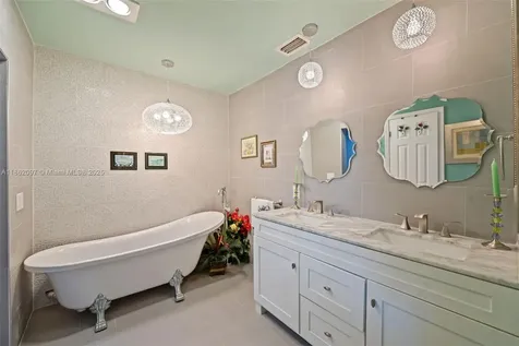 735 NW 35th Street Oakland Park FL 33309