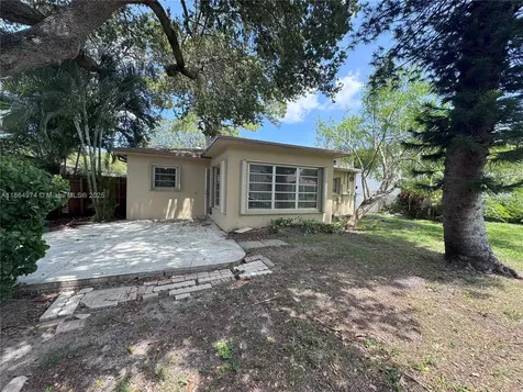 6844 SW 12th Street Pembroke Pines FL 33023