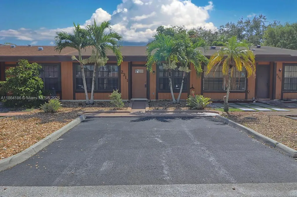 2311 Elm Court Pembroke Pines FL 33026