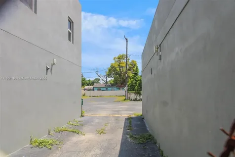 3288 NW 36th Street Miami FL 33142