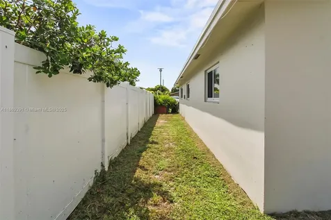 846 NW 10th Avenue Dania Beach FL 33004