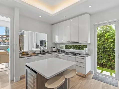 224 S Island Golden Beach FL 33160