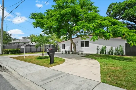 6965 NW 21st Court Miami FL 33147