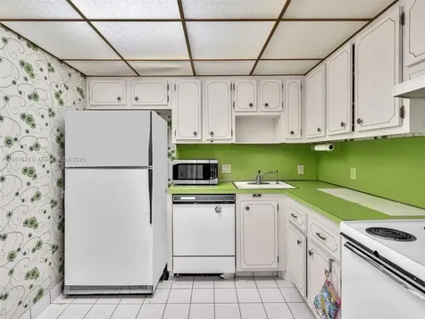 3675 N Country Club Drive Aventura FL 33180