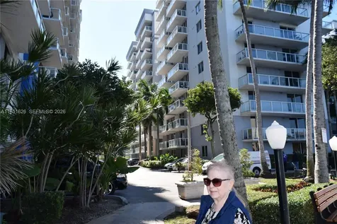 5091 NW 7th Street Miami FL 33126