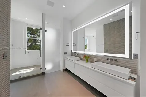 2070 NE 194th Terrace North Miami Beach FL 33179