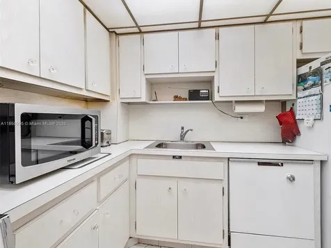 5555 Collins Avenue Miami Beach FL 33140