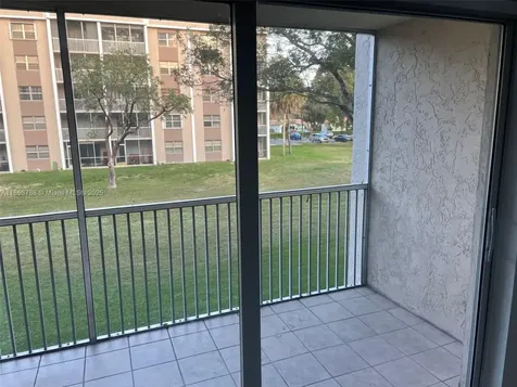 1075 Riverside Drive Coral Springs FL 33071