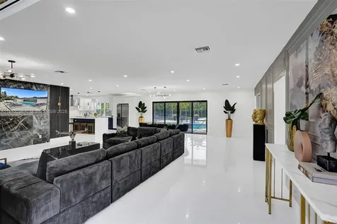245 NE 156th Street Miami FL 33162