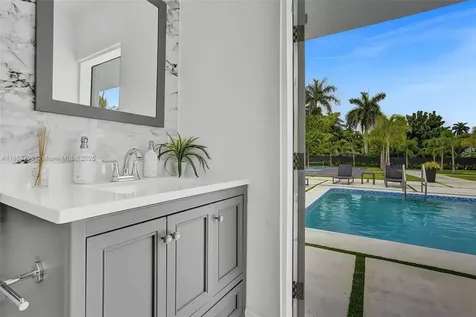 245 NE 156th Street Miami FL 33162