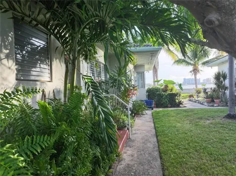 2200 Bay Drive Miami Beach FL 33141