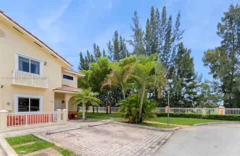 7423 NW 182nd Street Hialeah FL 33015