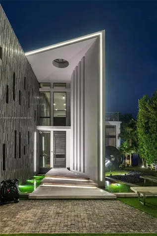 528 Lakeview Court Miami Beach FL 33140
