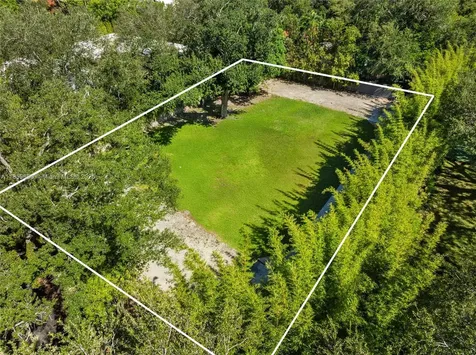 3887 Little Avenue Miami FL 33133