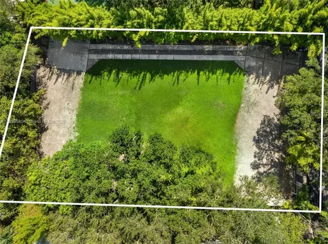 3887 Little Avenue Miami FL 33133