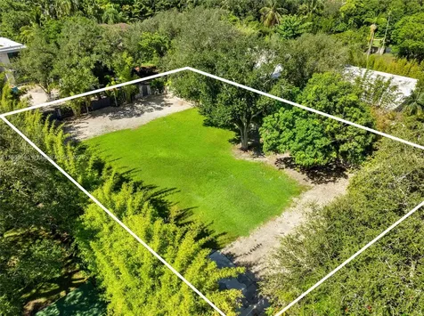 3887 Little Avenue Miami FL 33133