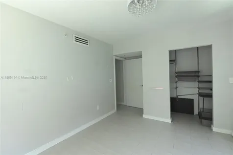 31 SE 5th Street Miami FL 33131