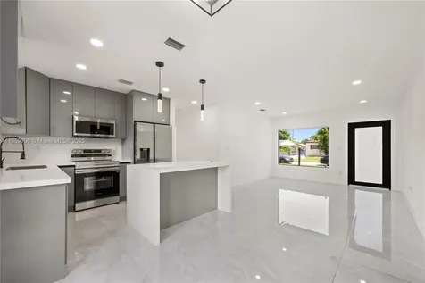 1095 NE 156th Street North Miami Beach FL 33162