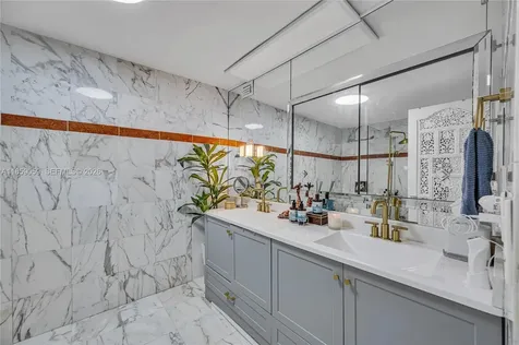 5255 Collins Avenue Miami Beach FL 33140