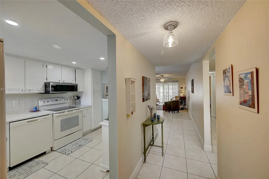 3186 Via Poinciana Lake Worth FL 33467