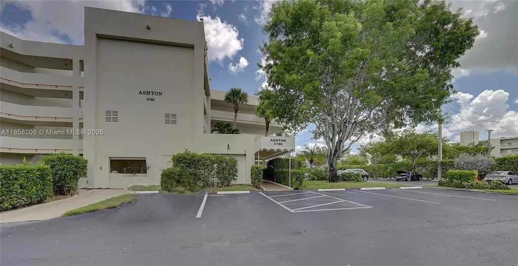 3186 Via Poinciana Lake Worth FL 33467