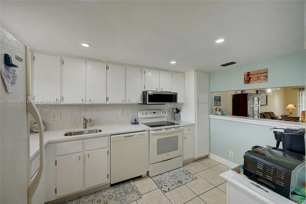 3186 Via Poinciana Lake Worth FL 33467
