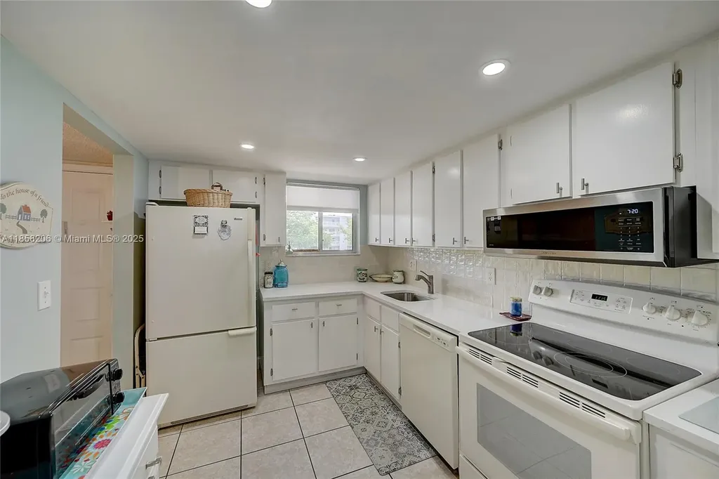 3186 Via Poinciana Lake Worth FL 33467